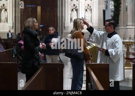 New York, Stati Uniti. 22nd Feb, 2023. Una donna riceve una croce di cenere sulla fronte dal seminarista Sean Malvonado il Mercoledì delle Ceneri durante la Messa all'interno di San Patrick's Cathedral, New York, NY, 22 febbraio 2023. Osservato dai cattolici di tutto il mondo, il Mercoledì delle Ceneri segna l'inizio del tempo di Quaresima, 40 giorni di digiuno e di pentimento che si concludono con la celebrazione della Pasqua. (Foto di Anthony Behar/Sipa USA) Credit: Sipa USA/Alamy Live News Foto Stock