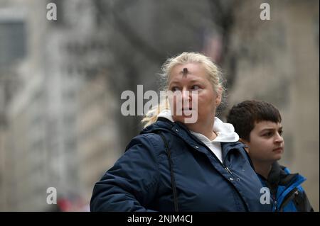 New York, Stati Uniti. 22nd Feb, 2023. Una donna con una croce di cenere sulla sua fronte visto fuori San Patrick's Cathedral on Ash Wednesday, New York, NY, 22 febbraio 2023. Osservato dai cattolici di tutto il mondo, il Mercoledì delle Ceneri segna l'inizio del tempo di Quaresima, 40 giorni di digiuno e di pentimento che si concludono con la celebrazione della Pasqua. (Foto di Anthony Behar/Sipa USA) Credit: Sipa USA/Alamy Live News Foto Stock