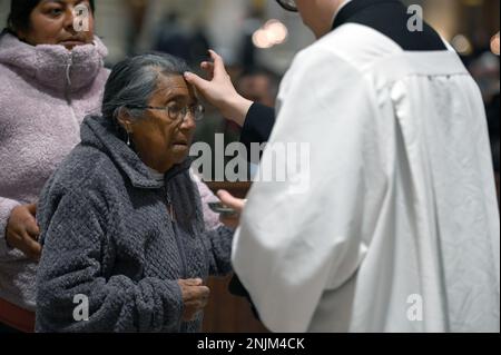 New York, Stati Uniti. 22nd Feb, 2023. Una donna riceve una croce di cenere sulla fronte dal seminarista Sean Malvonado il Mercoledì delle Ceneri durante la Messa all'interno di San Patrick's Cathedral, New York, NY, 22 febbraio 2023. Osservato dai cattolici di tutto il mondo, il Mercoledì delle Ceneri segna l'inizio del tempo di Quaresima, 40 giorni di digiuno e di pentimento che si concludono con la celebrazione della Pasqua. (Foto di Anthony Behar/Sipa USA) Credit: Sipa USA/Alamy Live News Foto Stock