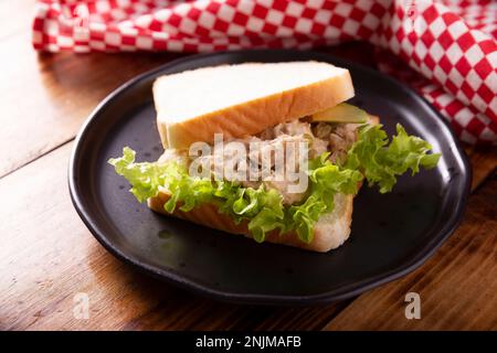 Panino con insalata di tonno. È una ricetta rapida, semplice e nutriente, cibo sano, snack delizioso molto popolare in molti paesi, Foto Stock