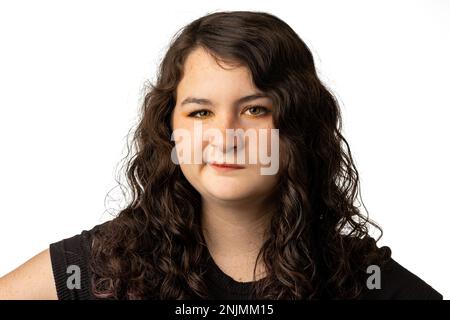 Primo piano di una donna interrogante, isolato su sfondo bianco. Foto Stock