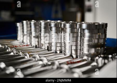 Perni di biella e anelli realizzati con macchine utensili automatiche Foto Stock