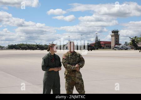 Il maggiore Marianne Sparklin, ufficiale di manutenzione di aeromobili marini del Marine Light Attack Helicopter Squadron 167 di sinistra, discute le operazioni congiunte con il col. Richard Ferguson, comandante della Brigata dell'Aviazione di combattimento 29th, Maryland Army National Guard presso l'Alpena Combat Readiness Training Center di Alpena, Michigan, il 9 agosto 2022. Northern Strike ’22 porta circa 7.400 partecipanti da 19 stati e quattro paesi di coalizione nel Michigan settentrionale per convalidare la disponibilità e l'interoperabilità dei partner multicomponente, multinazionale e interagenzia dal 6 al 20 agosto 2022, alla National A. Foto Stock