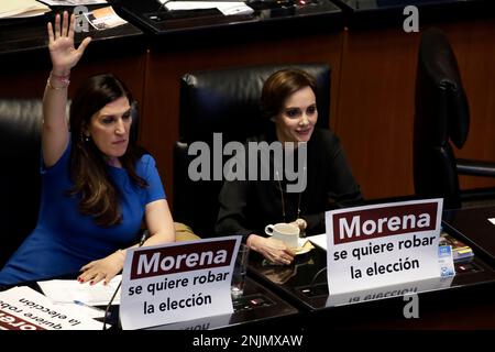 Città del Messico, Messico. 22nd Feb, 2023. 22 febbraio 2023, Città del Messico, Messico: I senatori Kenia Lopez e Lilly Tellez alla sessione del Senato a Città del Messico. Il 22 febbraio 2023 a Città del Messico (Foto di Luis Barron/Eyepix Group/Sipa USA). Credit: Sipa USA/Alamy Live News Foto Stock