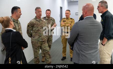 Rich Neely, l'Adjutant General della Guardia Nazionale dell'Illinois, parla ai delegati polacchi dell'Illinois Emergency Management Agency di Springfield, Illinois, il 9 agosto su alcuni modi in cui la Guardia Nazionale dell'Illinois lavora con IEMA durante le emergenze. Foto Stock