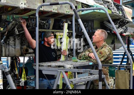 Dwain Martinson (a sinistra), 573rd Aircraft Maintenance Squadron, briefing Gen. Mark D. Kelly, Air Combat Command Commander, sulla linea di produzione F-16 9 agosto 2022, presso la base dell'aeronautica militare di Hill, Utah. Durante la sua visita a Hill AFB, il generale ha incontrato i membri del complesso Ogden Air Logistics e 388th Fighter Wing. Ha ricevuto briefing sulla manutenzione, il supporto e le operazioni degli aeromobili. Foto Stock