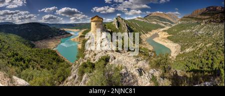 Panoramica del bacino idrico di Canelles con poca acqua, vista dall'eremo di la Pertusa. Sulla destra, la catena del Montsec e la gola del Mont-rebei Foto Stock