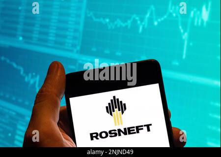 Cina. 15th Feb, 2023. In questa foto, la multinazionale russa del petrolio e del gas, il logo Rosneft è visualizzato su uno smartphone con un grafico di indice di borsa economica sullo sfondo. Credit: SOPA Images Limited/Alamy Live News Foto Stock