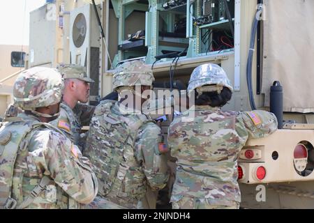 Signal Soldiers with Headquarters and Headquarters Company, 2nd battaglione, 12th reggimento fanteria, 2nd Stryker Brigade Combat Team, 4th Divisione fanteria ha condotto test di competenza sulle loro attrezzature il 9 agosto a Fort Carson, Colom. I soldati hanno prestato la massima attenzione quando hanno utilizzato il nodo di comunicazione tattica per acquisire una linea di comunicazione visiva che consente ai soldati di mantenere la prontezza e la letalità. Foto Stock