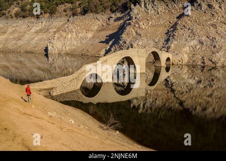 Querós ponte medievale, nel bacino idrico di Susqueda, sommerso dopo la costruzione del bacino e si può vedere in periodi di forte siccità Foto Stock