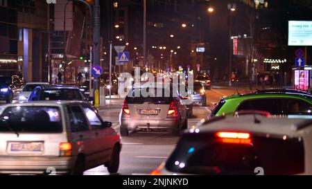 Varsavia, Polonia. 21 febbraio 2023. Vita cittadina serale nel centro di Varsavia. Auto sulla strada. Le luci della strada della città di notte. Foto Stock