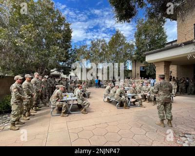 Il Colonnello Jason Vationi, comandante della 377th Air base Wing, parla agli Airmen dello Squadrone di prova del volo 576th durante la visita del 377th ABW "Move the flag" alla base spaziale di Vandenberg, California, 4 agosto 2022. "Spostamento della bandiera" si verifica quando un'unità sposta temporaneamente la sede centrale in una posizione geografica diversa, mentre esegue le normali mansioni e la missione in entrambe le sedi operative. Foto Stock