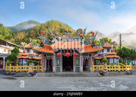 Tempio di Guang Shan a Meinong, Kaohsiung, Taiwan. Il testo cinese sul tabellone è "Tempio di Guang Shan", il testo cinese sul pilastro è classico C. Foto Stock