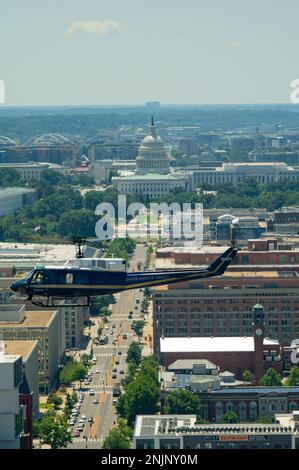 Un elicottero UH-1N Huey assegnato al primo Elicottero Squadron, Joint base Andrews, Md., sorvola Washington, D.C. durante l'addestramento, Agosto 9, 2022. La missione di 1 HS è fornire un ponte aereo prioritario per una dirigenza civile e militare di livello nazionale nella regione della capitale nazionale. Foto Stock