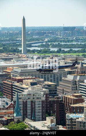 Un elicottero UH-1N Huey assegnato al primo Elicottero Squadron, Joint base Andrews, Md., sorvola Washington, D.C. durante l'addestramento, Agosto 9, 2022. La missione di 1 HS è fornire un ponte aereo prioritario per una dirigenza civile e militare di livello nazionale nella regione della capitale nazionale. Foto Stock
