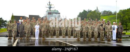 STATI UNITI Soldati dell'esercito assegnati a 2nd Brigata di supporto della Divisione di Fanteria, 2nd Divisione di Fanteria/ROK-US Divisione combinata posa per una foto di gruppo durante un tour guidato in Corea del Sud, 9 agosto 2022. I soldati hanno appreso la storia del conflitto marittimo nella penisola coreana. Foto Stock