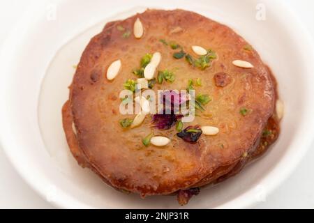 Succosi frittelle zuccherate i dolci anche chiamati Malpua, Pooa o Pua sono dolci tradizionali indiani Mithai bevuto, affondato, imbevuto o tuffato in formaggio di sciroppo di zucchero Foto Stock