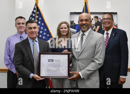 Naval Surface Warfare Center Dahlgren Division (NSWCDD) Direttore tecnico Dale Sisson Jr., SES, e University of the District of Columbia (UDC) Presidente Ronald Mason esporre l'accordo di partenariato per l'istruzione, firmato il 9 agosto. La partnership fornisce il supporto NSWCDD all'università, sviluppando al contempo un futuro pool di talenti per la Marina da parte di studenti UDC che stanno perseguendo corsi DI laurea STEM. Nella foto, da sinistra a destra nella fila posteriore, sono raffigurati il Vice Direttore tecnico della NSWCDD, Darren Barnes, il Chief Technology Officer Jennifer Clift e il Vice Presidente della UDC per la Ricerca, Dr. Victor McCrar Foto Stock