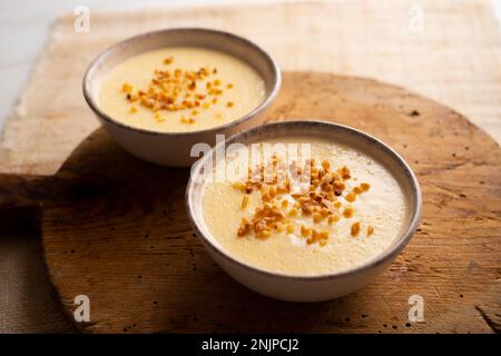 La crema pasticcera è un dessert a base di latte diffuso nella gastronomia spagnola. Si tratta di una crema a base di latte, tuorli d'uovo, zucchero e aromi come vaniglia o lemo Foto Stock