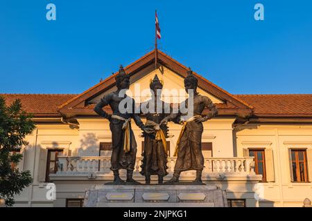 Monumento ai tre Re e Centro Culturale d'Arte a Chiang mai, Thailandia. Traduzione: Chiang mai City Arts Cultural Center Foto Stock