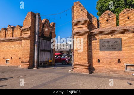 La porta di Thha Phae, la porta orientale di chiang mai in thailandia. Traduzione: Porta di Tha phae. Foto Stock