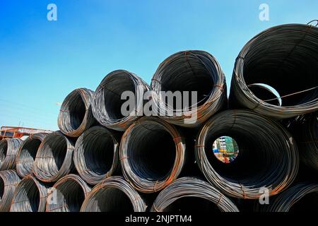 Aste in acciaio o barre utilizzati per rinforzare cemento Foto Stock