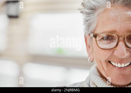 Donna anziana, occhiali e ritratto con spazio mockup per la cura degli occhi con lente di visione o cornice in negozio di ottica. Cliente o paziente felice Foto Stock