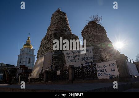 Il monumento della principessa Olga coperta in Piazza Mykhailivska, Kyiv, in vista del primo anniversario del venerdì dell'invasione russa dell'Ucraina. Data immagine: Giovedì 23 febbraio 2023. Foto Stock