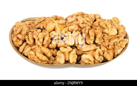 Noci pelate in una ciotola di legno su bianco. Merenda salutare ai noccioli di noce. Foto Stock