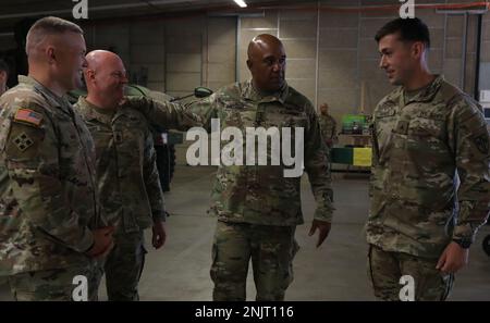 STATI UNITI Darryl A. Williams, USA Esercito Europa e Africa comandante, parla con un soldato da 15th ingegnere battaglione e squadra di comando da 18th Brigata di polizia militare presso la Rine Ordnance Barracks a Kaiserslautern, Germania il 10 agosto 2022. Williams, che assunse il comando a giugno, era a Kaiserslautern per incontrare soldati e leader sotto il suo comando per comprendere i loro contributi nell'assicurare i nostri alleati e partner della NATO. Ci sono più di 41.000 Stati Uniti Soldati dell'esercito in tutta Europa e in Africa e più di 8.000 soldati schierati a sostegno dell'aggressione deterrente Foto Stock