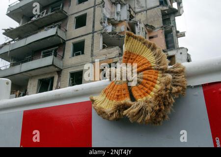 Non esclusiva: DNIPRO, UCRAINA - 22 FEBBRAIO 2023 - Un giocattolo a forma di angelo viene raffigurato durante il servizio commemorativo organizzato 40 giorni dopo il Ru Foto Stock