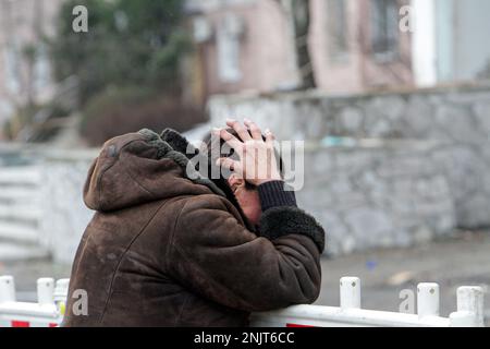 Non esclusiva: DNIPRO, UCRAINA - 22 FEBBRAIO 2023 - Una donna reagisce durante il servizio commemorativo organizzato 40 giorni dopo che il missile russo ha colpito la re Foto Stock