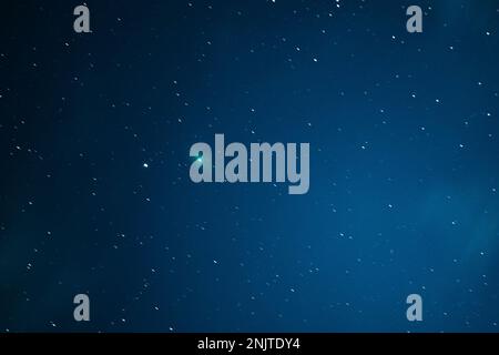 La cometa C2022 E3 Ztf risplende di colore verde brillante nel cielo stellato di notte scuro. Comet ad Una distanza di 170 milioni di chilometri. Notte Starry Sky sfondo Foto Stock