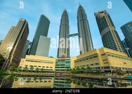 Kuala Lumpur, Malesia - Gennaio 2023: Petronas Twin Towers in piazza Suria Mall con fontane. Sono stati completati nel 1998 e sono stati, al tempo di Foto Stock