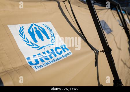 Bucarest, Romania - 23 febbraio 2023: UNHCR, il logo dell'Agenzia delle Nazioni Unite per i rifugiati su una tenda in un campo profughi. Foto Stock