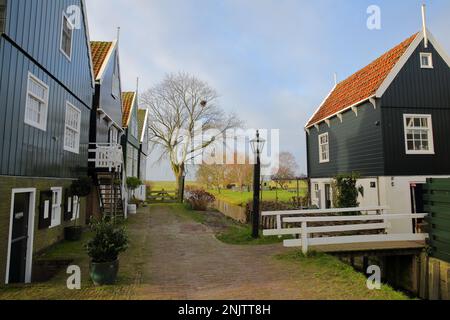 Marken, un villaggio di pescatori con tradizionali case in legno, situato nel nord di Amsterdam, Olanda del Nord, Paesi Bassi Foto Stock