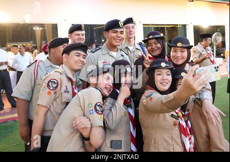 California Cadet Corps cadetti e scout dal Gerakan Pramuka Indonesia prendere una selfy il 10 agosto 2022, presso la sala da pranzo ufficiale, a Nuova Delhi, in India. Cadetti provenienti da oltre 14 paesi hanno partecipato al programma di Scambio giovani ospitato dal corpo nazionale indiano di cadetti. Foto Stock