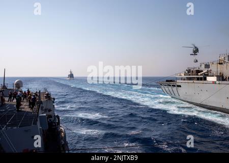 220810-N-QI593-1195 MEDITERRANEO (10 agosto 2022) l'incrociatore missilistico guidato classe Ticonderoga USS San Jacinto (CG 56), centro, transita dietro la nave di supporto rapido ai combattimenti di classe Supply USNS Supply (T-AOE-6) durante un rifornimento in mare visto dal cacciatorpediniere missilistico guidato classe Arleigh Burke USS Bain, DG 96, 10, 2022. Bainbridge è in fase di distribuzione pianificata negli Stati Uniti Naval Forces Europe area of Operations, impiegato dagli Stati Uniti Sesta flotta, per difendere gli interessi degli Stati Uniti, alleati e partner. Foto Stock