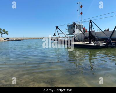 STATI UNITI Il personale del corpo degli ingegneri dell'esercito fa un tour della Dredge Reany, la nave da dragaggio del lago della contea di Harlan, Nebraska, durante il Colon. Geoff Van Epps', comandante della divisione Northwestern, visita al Kansas City District il 10 agosto 2022. La visita del col. Van Epps al quartiere di Kansas City includeva tour dei programmi e dei progetti distrettuali per incontrare partner e personale distrettuale e per imparare come il Distretto sta lavorando con l'Heartland. Foto Stock