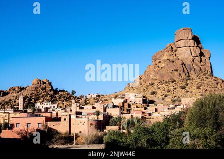 Afrika, Marokko, Provinz Tiznit, Tafraoute, Dorf Asguard Oudad am Fusse des Felsens Napoleons Hut Foto Stock