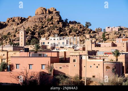 Afrika, Marokko, Provinz Tiznit, Tafraoute, Dorf Asguard Oudad am Fusse des Felsens Napoleons Hut Foto Stock