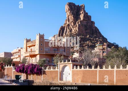 Afrika, Marokko, Provinz Tiznit, Tafraoute, Dorf Asguard Oudad am Fusse des Felsens Napoleons Hut Foto Stock