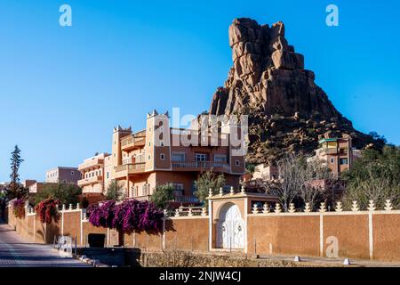 Afrika, Marokko, Provinz Tiznit, Tafraoute, Dorf Asguard Oudad am Fusse des Felsens Napoleons Hut Foto Stock