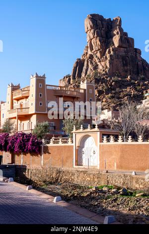 Afrika, Marokko, Provinz Tiznit, Tafraoute, Dorf Asguard Oudad am Fusse des Felsens Napoleons Hut Foto Stock