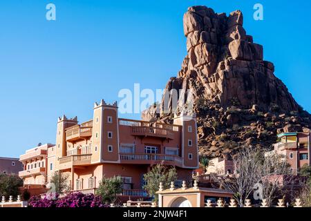 Afrika, Marokko, Provinz Tiznit, Tafraoute, Dorf Asguard Oudad am Fusse des Felsens Napoleons Hut Foto Stock