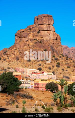 Afrika, Marokko, Provinz Tiznit, Tafraoute, Dorf Asguard Oudad am Fusse des Felsens Napoleons Hut Foto Stock