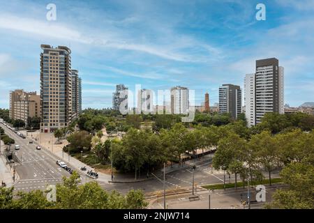 Vista aerea della moderna area high-tech di Barcellona - Diagonal Mar con alti standard di vita sullo sfondo blu del cielo. Concetto di vita confortevole Foto Stock