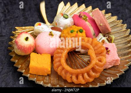 Mithai Imarti indiano chiamato anche Amitti, Amriti, Emarti, Omritti, Jahangir, Jhangiri, Jaangiri è Jalebi spiraloso come Mithai goduto su Holi, Diwali, R Foto Stock