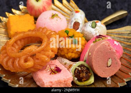 Mithai Imarti indiano chiamato anche Amitti, Amriti, Emarti, Omritti, Jahangir, Jhangiri, Jaangiri è Jalebi spiraloso come Mithai goduto su Holi, Diwali, R Foto Stock