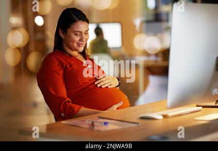 Donna incinta, di stomaco e di affari in ufficio con felice, amore ed eccitato per il futuro bambino alla scrivania. Congedo di maternità, gravidanza e lavoratrice Foto Stock